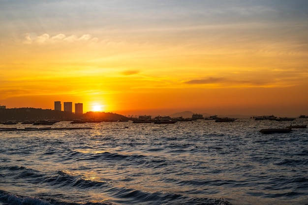 Pattaya Beach in zonsondergang avond Zeegezicht zonsondergang op Pattaya strand Thailand Prachtig landschap zonsondergang op het strand met vissersboot