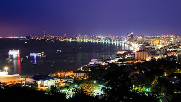 Porto della città di pattaya al crepuscolo tailandia