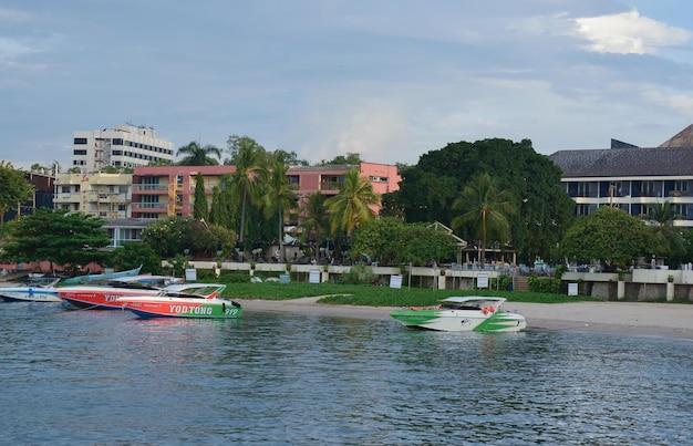 パタヤ桟橋には観光客がおり、多くのスピードボートが停まっていますパタヤの観光名所です2022年4月20日タイのパタヤ桟橋で収録