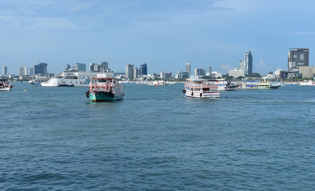 Pattaya Pier heeft toeristen En veel speedboten staan geparkeerd Het is een toeristische attractie in Pattaya Opgenomen op 20 april 2022 bij Pattaya Pier Thailand