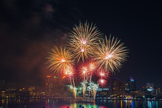 Pattaya, tailandia - 30 novembre 2019: porto colorato dei fuochi d'artificio e fuochi d'artificio internazionali al festival internazionale dei fuochi d'artificio di pattaya