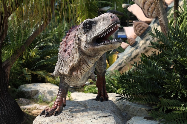 사진 파타야태국1월 282022농눅 열대 식물원에서 휴가를 보내기에 공룡 동상이 아름답습니다.