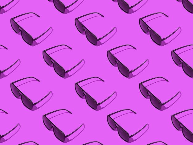 Photo a pattern of beautiful sunglasses on a purple background