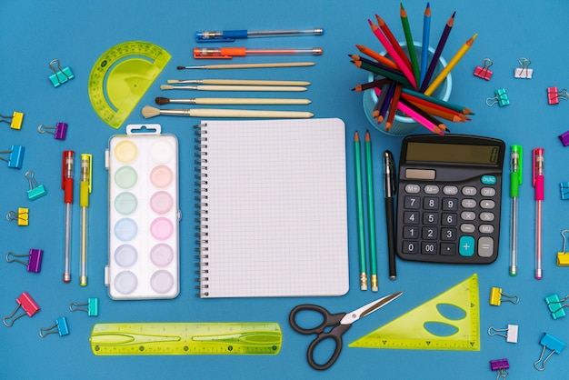 Foto un modello di accessori di cancelleria dai colori vivaci torna al concetto di educazione scolastica school