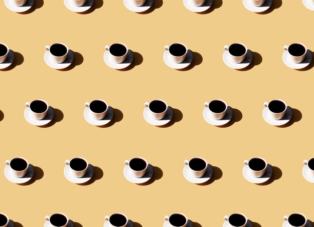 Foto modello di tazza di caffè e piatto ombra del sole su fondo in terracotta beige