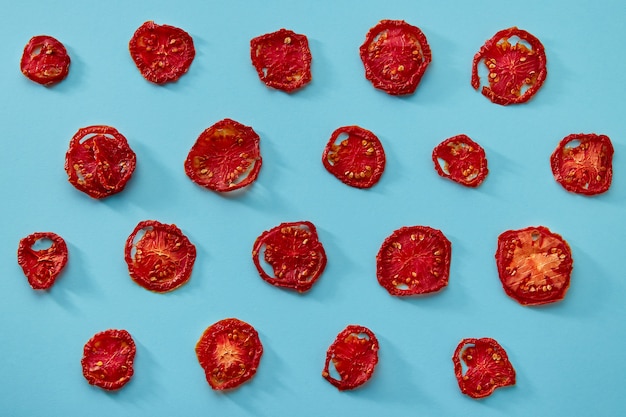 Foto modello di pomodori secchi. fette di pomodoro essiccate o essiccate