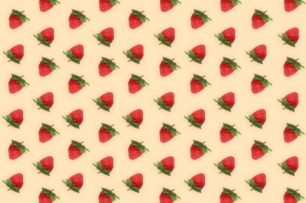 크림색 배경에 격리된 신선한 아름다운 딸기의 패턴입니다. 상위 뷰 사진 개념