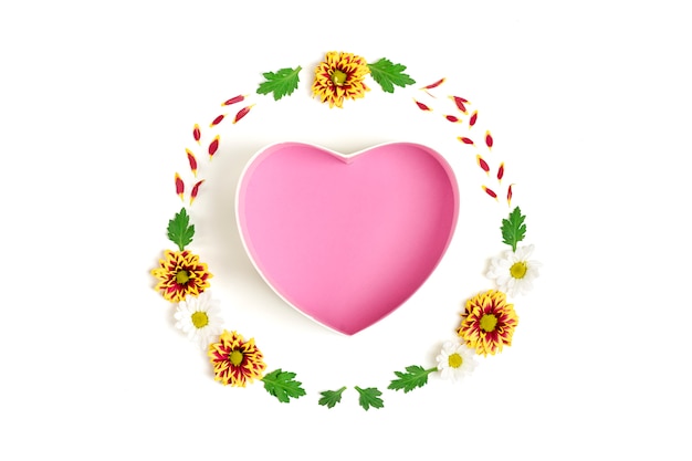 Узор из подарочной коробки в форме сердца, цветы желтые, красные, белые астры, зеленые листья на белом