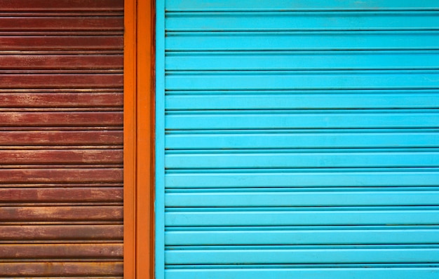 パターンと茶色と青のビンテージ金属製ドアの線