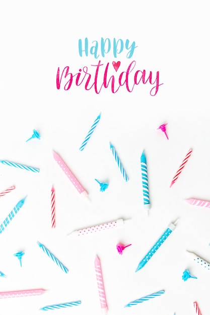 誕生日パーティーのピンクとブルーのキャンドルで作られたパターン。休日のコンセプト