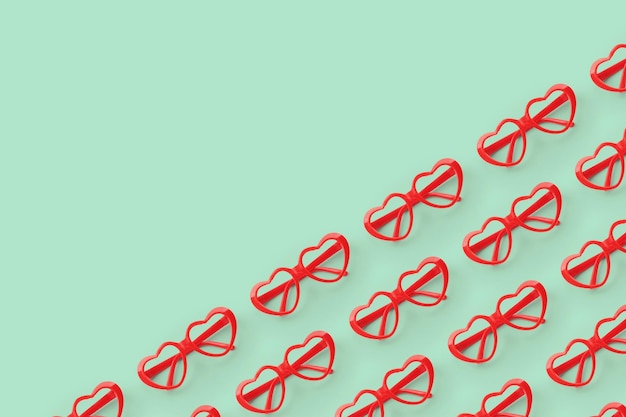 파스텔 색 배경에 빨간 심장 모양의 선글라스로 만든 패턴 발렌타인 데이 콘셉트