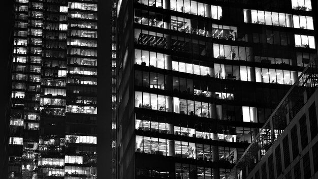 Фото Образец офисных зданий окна освещены ночью стеклянная архитектура корпоративного здания