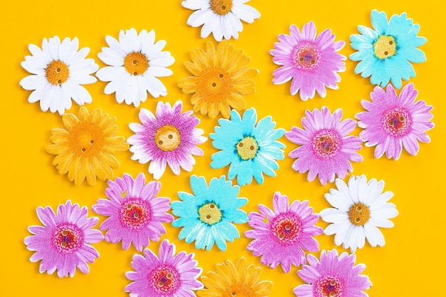 사진 노란색 배경에 나무 색된 꽃의 패턴