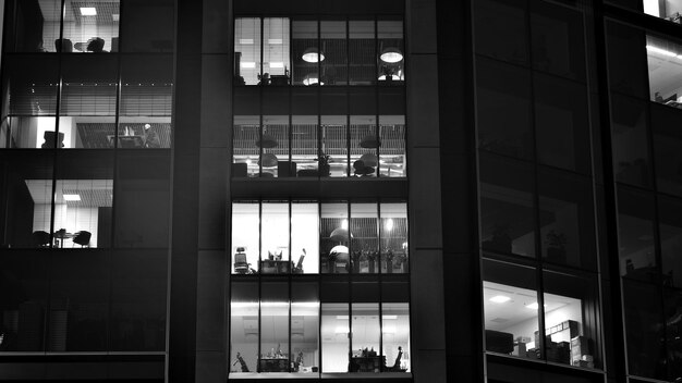 オフィスビルのパターン 窓が夜に照らされている ガラスの建築 会社の建物