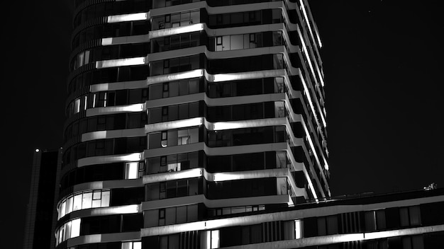 Foto modello di edifici per uffici finestre illuminate di notte architettura in vetro edificio aziendale