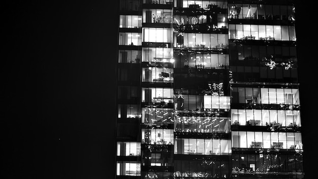 Foto modello di edifici per uffici finestre illuminate di notte architettura in vetro edificio aziendale