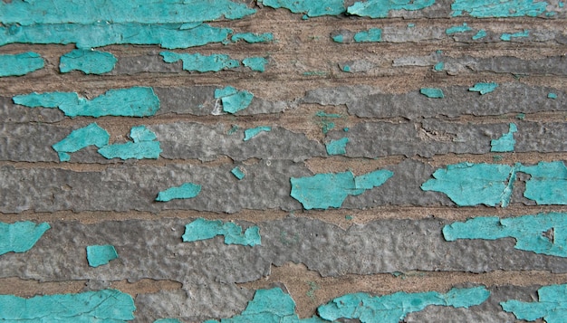 木製の毛皮の表面に剥がれたターコイズ色の塗料のパターン レトロスタイル