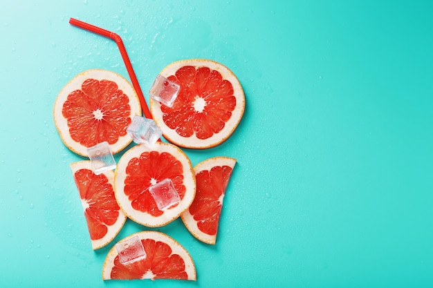 A pattern of pieces of citrus Grapefruit juice on a blue background.