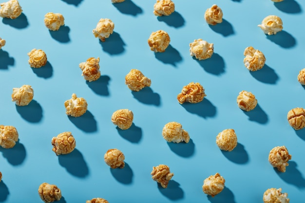 A pattern of popcorn patterns on a blue background.