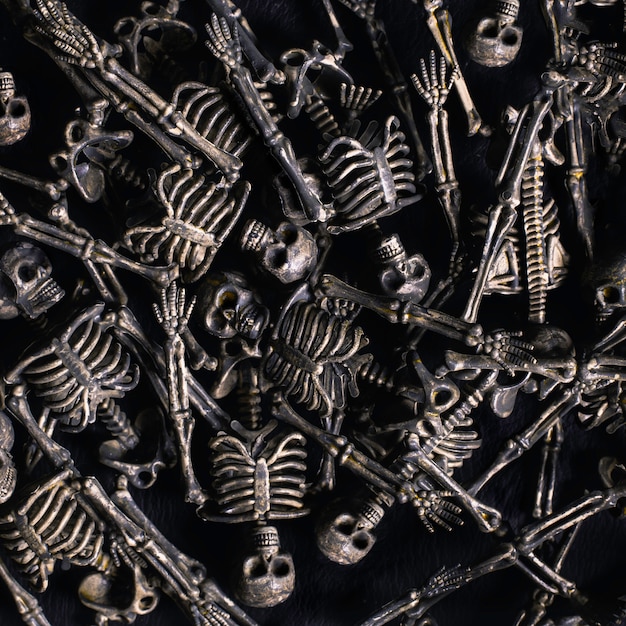 Photo pattern square background of skeletons in darkness