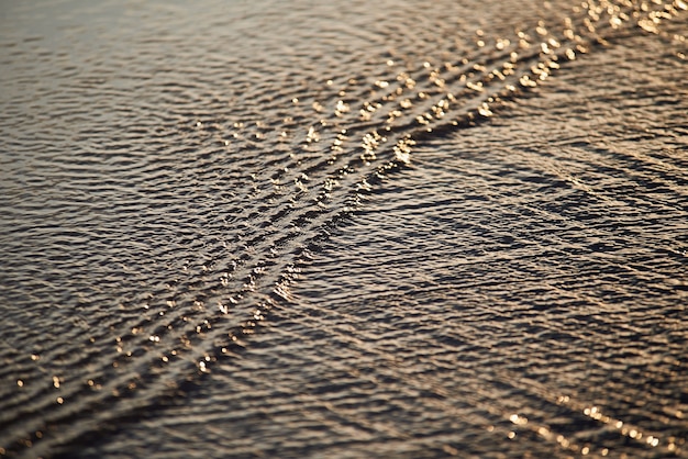 Il motivo sulla superficie dell'acqua che scorre