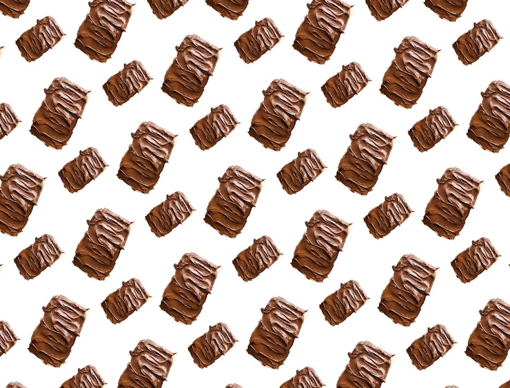 Photo pattern with bread with delicious chocolate cream. chocolate cream texture with white background