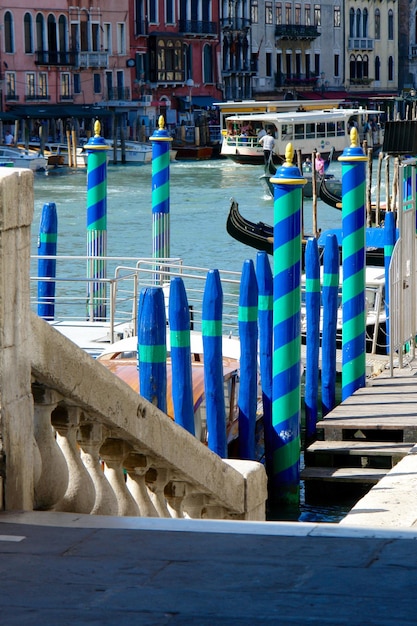 Foto bollard a disegno per fiume