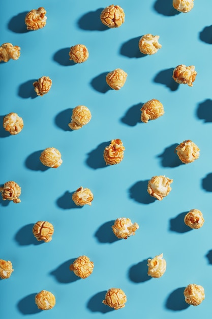 Patterns of caramel popcorn