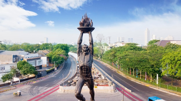 Photo patung pemuda membangun at senayan roundabout