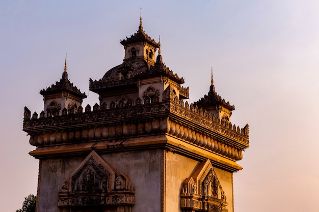 Photo patuxay monument landmark arch and war memorial in vientiane, laos,