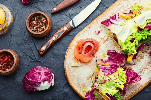 Paupiette van salade,zalm en gedroogde abrikozen.Lollo rossa salade met zalm