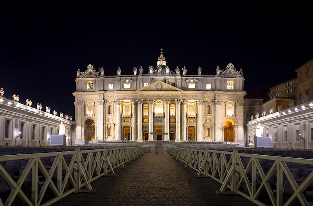 Pauselijke Basiliek van Sint Pieter in Vaticaanstad 's avonds verlicht, ontworpen door Michelangelo en Bernini