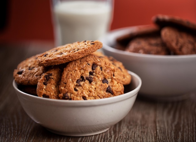 Pauze met chocoladekoekjes en melk