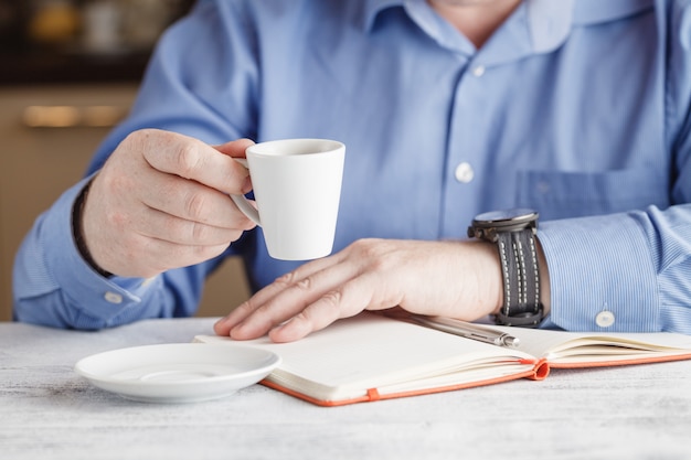 Pauzeer in het werk - een kopje koffie