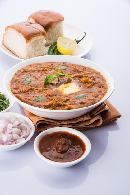 Pav bhaji indiano piccante fast food con pane, cipolla e burro, cibo indiano, cibo di mumbai