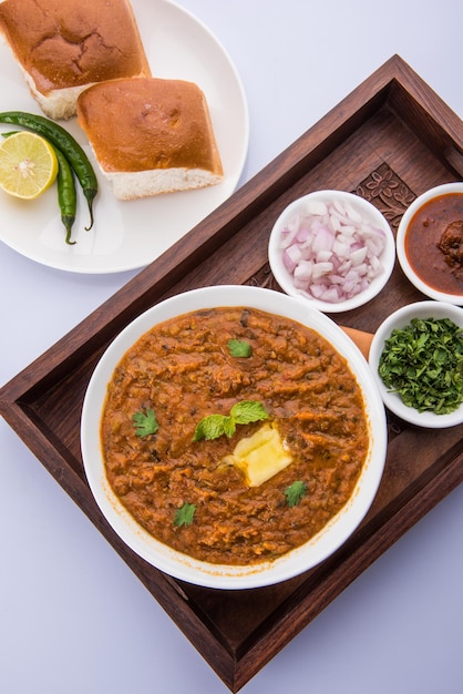 Пав Бхаджи Индийский острый фастфуд с хлебом, луком и маслом, индийская еда, еда Мумбаи