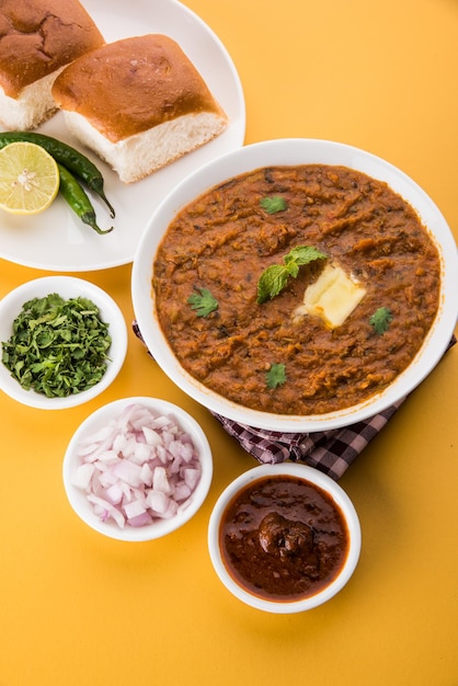 Pav Bhaji 빵, 양파, 버터를 곁들인 인도 매운 패스트푸드, 인도 음식, 뭄바이 음식