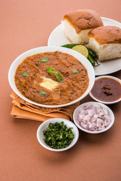 Pav Bhaji 빵, 양파, 버터를 곁들인 인도 매운 패스트푸드, 인도 음식, 뭄바이 음식