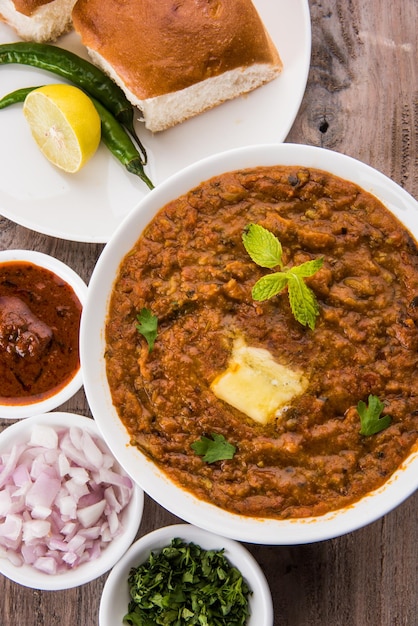 Pav Bhaji 빵, 양파, 버터를 곁들인 인도 매운 패스트푸드, 인도 음식, 뭄바이 음식