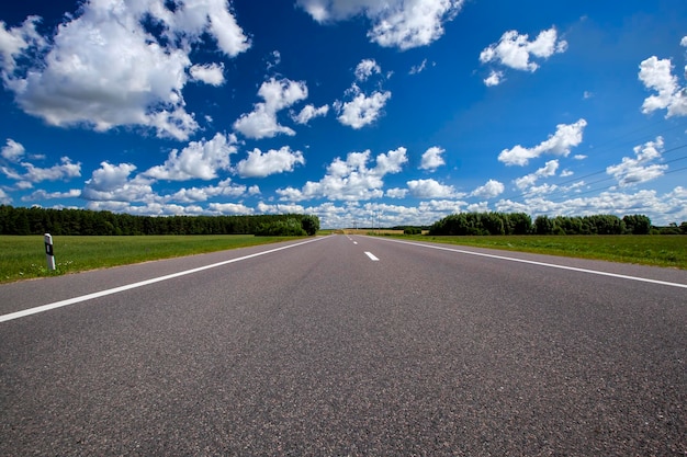 푸른 하늘과 구름이 있는 포장된 고속도로