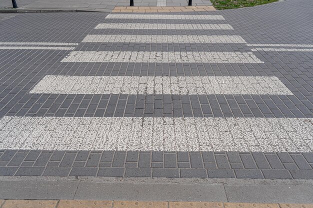 舗装された歩行者横断 灰色 白い横断 安全 現代タイルのゼブラ 歩道 ストリート アスファルト 横断 歩行者の横断 ゼブラ 横断