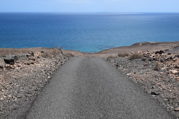 Photo paved road to the sea. fuerteventura, spain