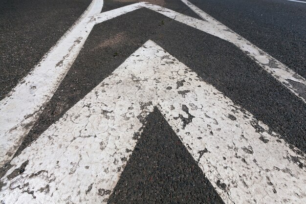 白い道路標示のある舗装道路