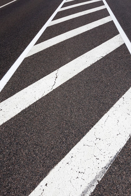 Strada asfaltata con segnaletica orizzontale bianca