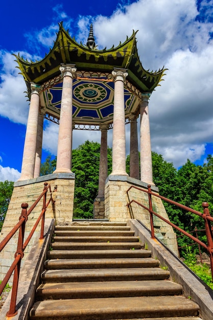 Foto padiglione in stile cinese grand caprice sul ponte nel parco alexander a pushkin tsarskoye selo russia