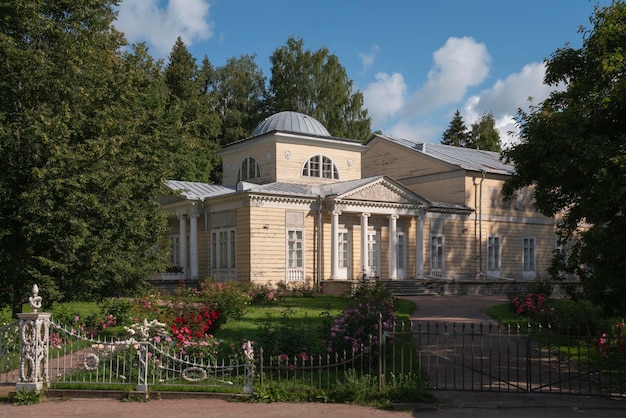 晴れた夏の日にパブロフスキー公園のバラのパビリオン サンクトペテルブルク ロシア