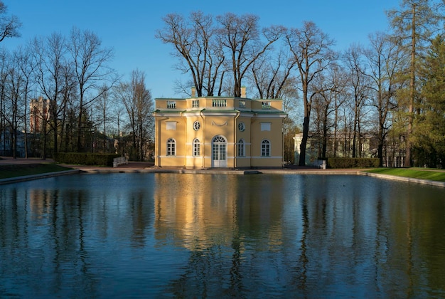 Paviljoen Bovenbad in het Catherine Park van Tsarskoye Selo op een lente dag Pushkin Sint-Petersburg Rusland