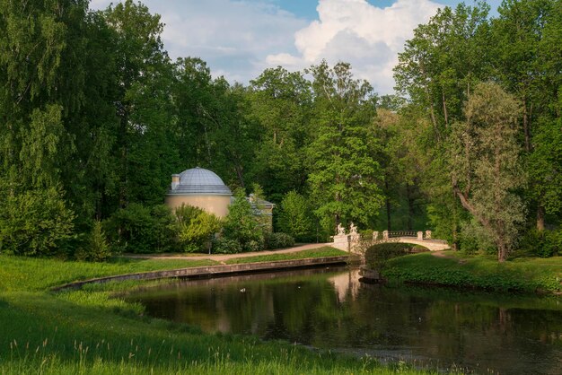 Foto paviljoen koude baden en centaurbrug in pavlovsky park pavlovsk sint-petersburg rusland