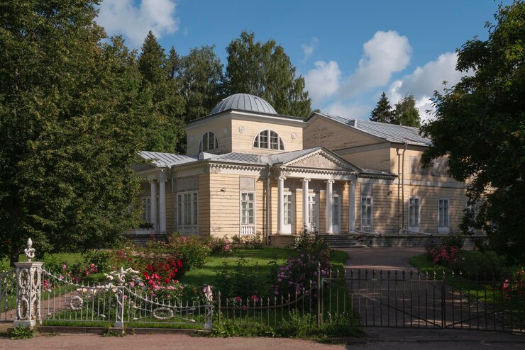 Paviljoen van rozen in Pavlovsky Park op een zonnige zomerdag in Sint-Petersburg, Rusland