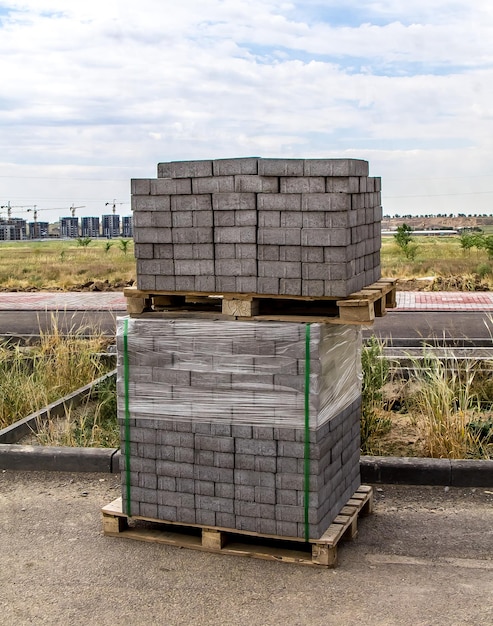 Foto piastrelle di pavimentazione su pallet il concetto di nuova costruzione